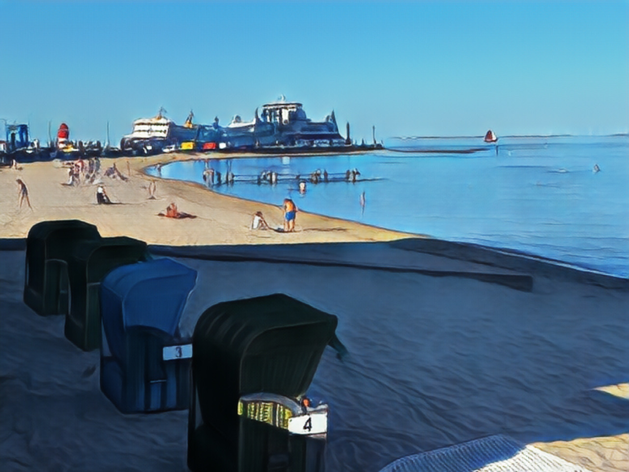 Strandkörbe am Strand von Wyk, im Hintergrund Schiffe im Hafen