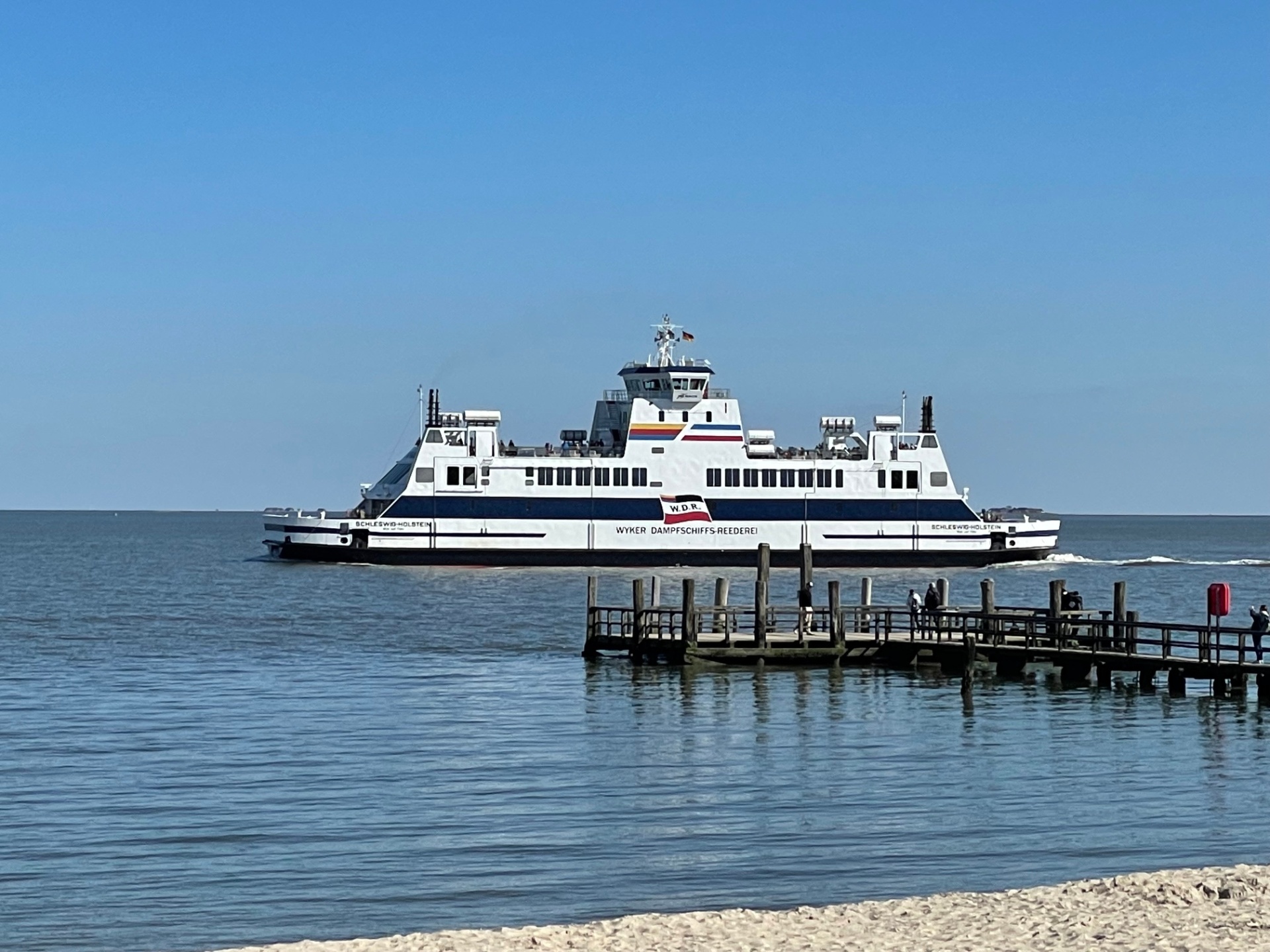 Fähre der W.D.R. neben einem Holzsteg vor Wyk auf Föhr