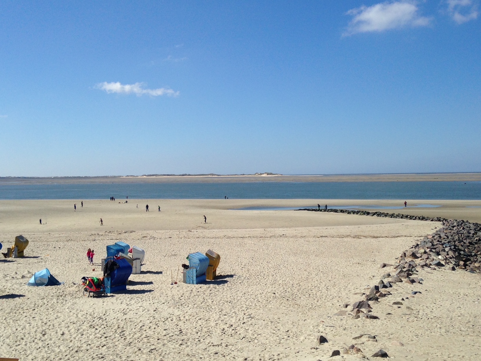 Sandstrand von Utersum mit Strandkörben und Steinbuhne