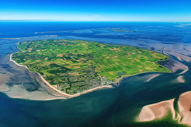 Luftaufnahme der Insel Föhr mit Wattenmeer und Sandbänken